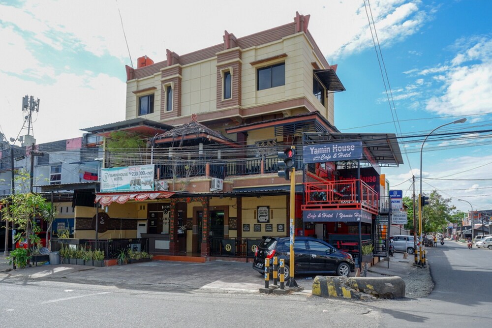 RedDoorz Near Pantai Labombo
