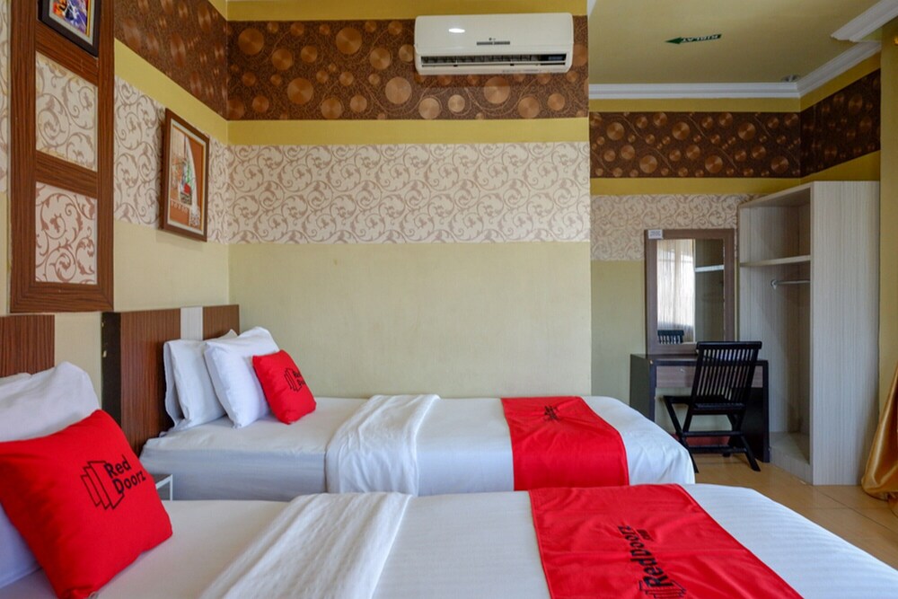 RedDoorz Near Pantai Labombo