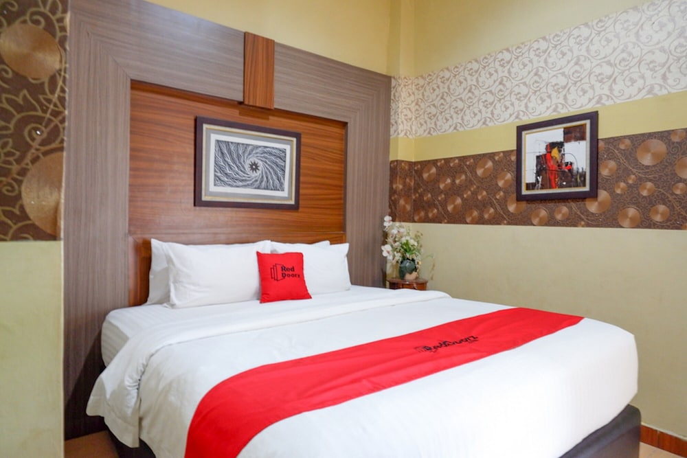 RedDoorz Near Pantai Labombo