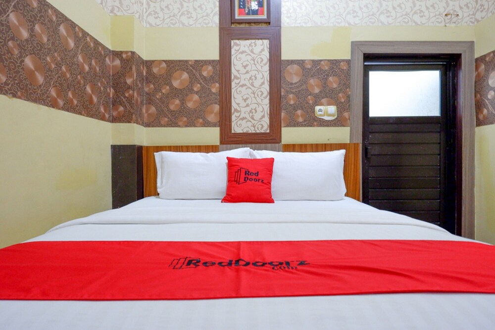 RedDoorz Near Pantai Labombo