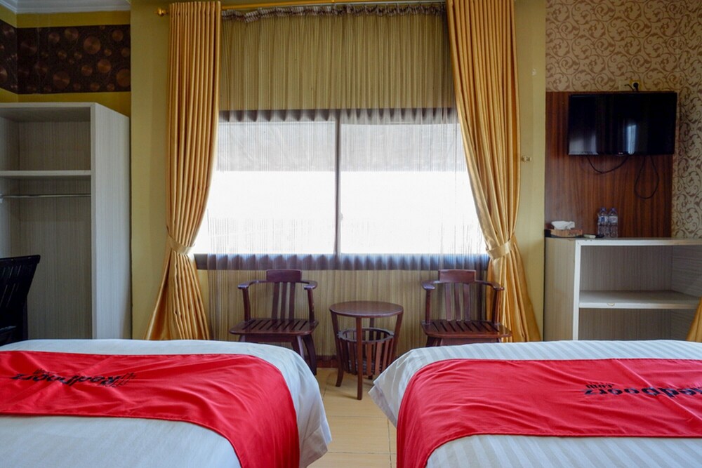 RedDoorz Near Pantai Labombo