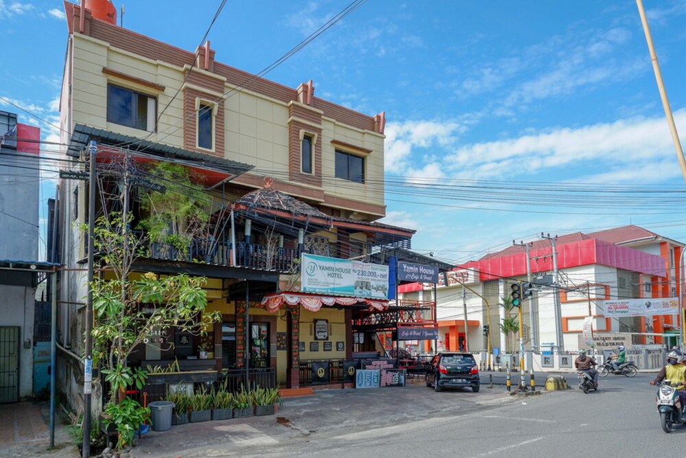 RedDoorz Near Pantai Labombo