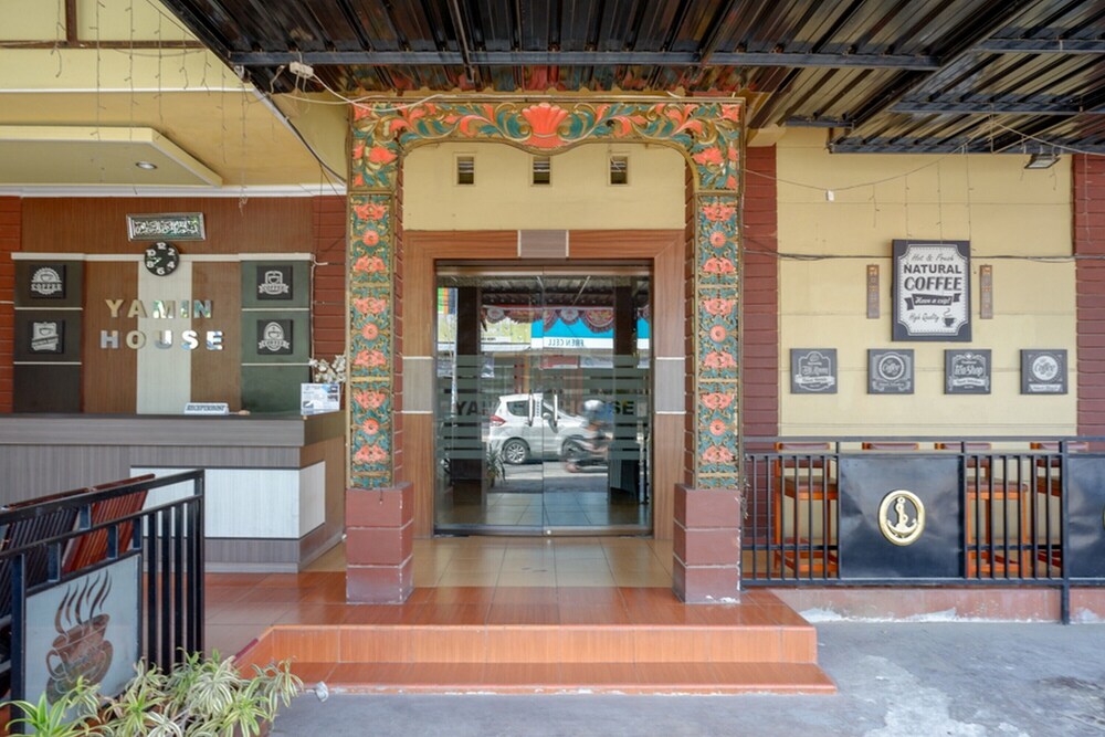 RedDoorz Near Pantai Labombo