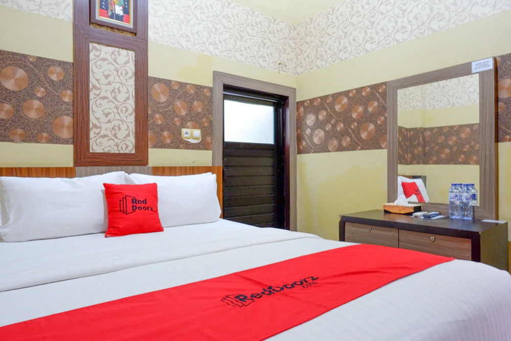 RedDoorz Near Pantai Labombo