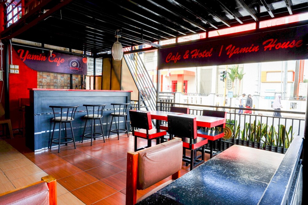 RedDoorz Near Pantai Labombo