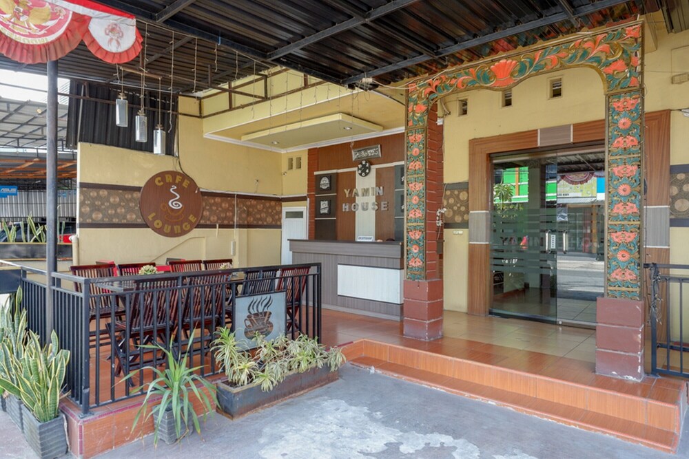 RedDoorz Near Pantai Labombo