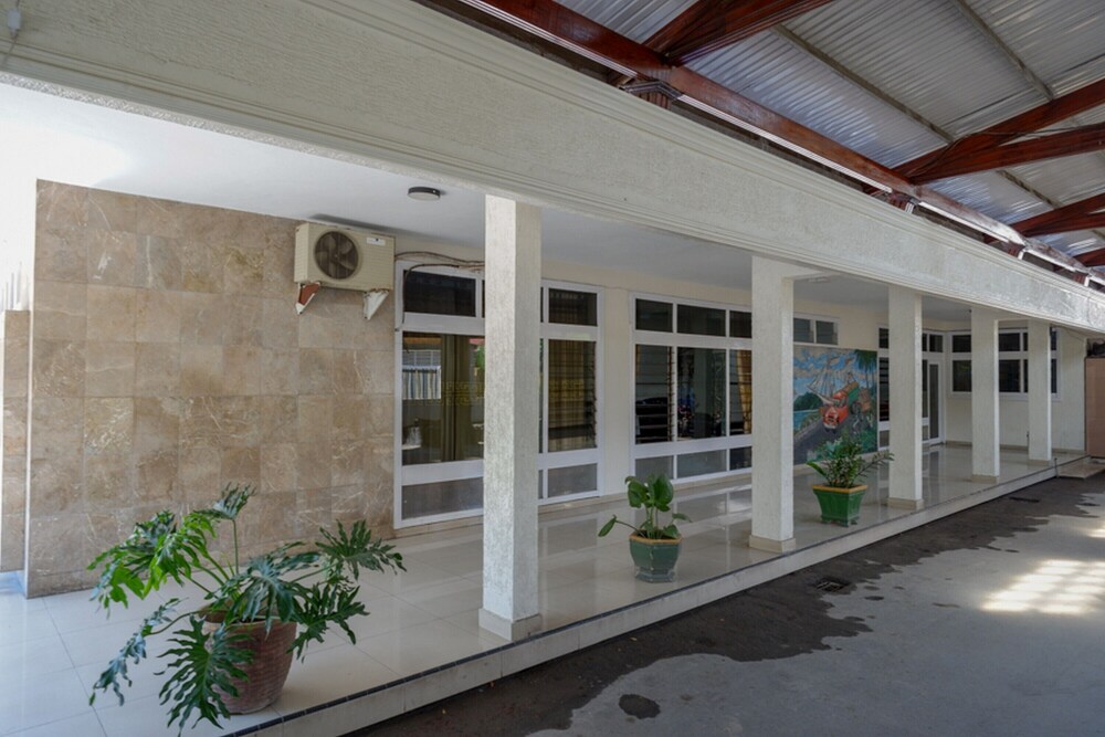 Alam Raya Hotel by RedDoorz
