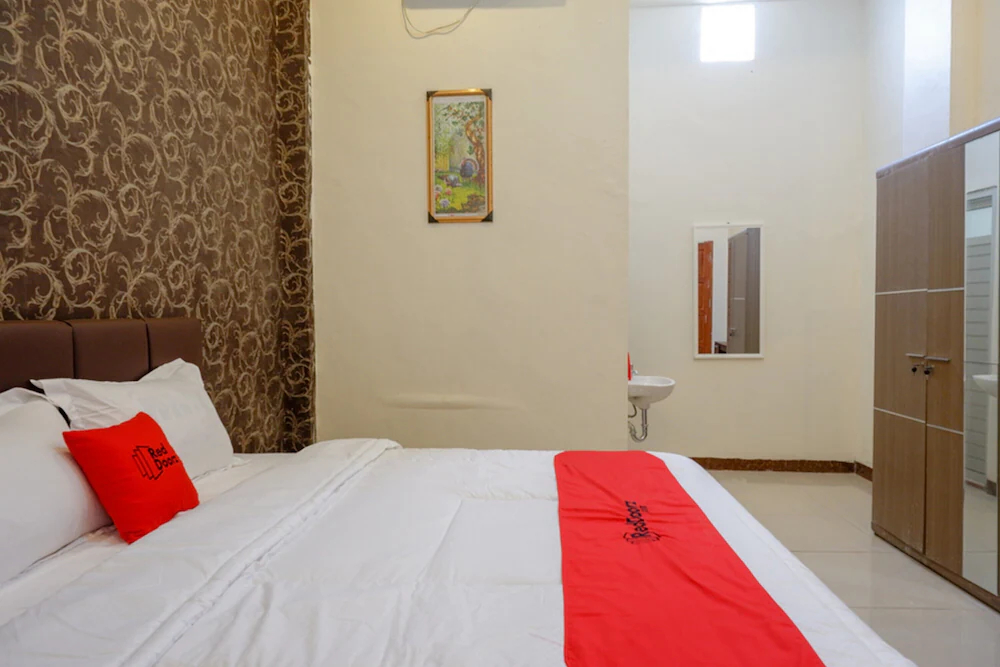 Pattimura Guesthouse by RedDoorz