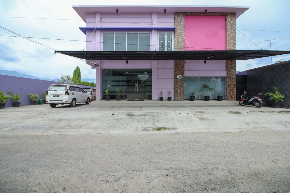 Purple Hotel Palu By Airy Rooms
