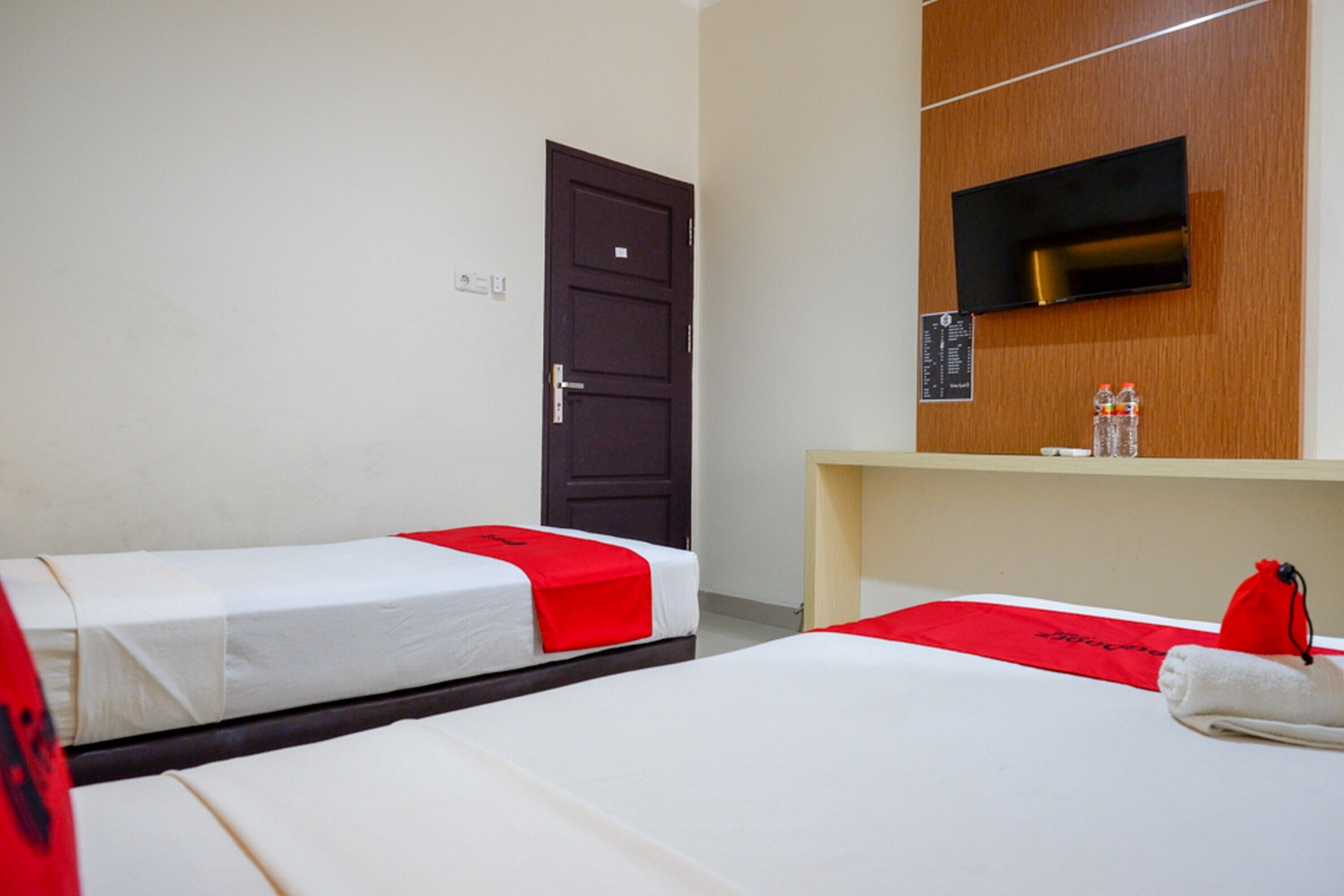 RedDoorz @ Hotel Bumi Palupy