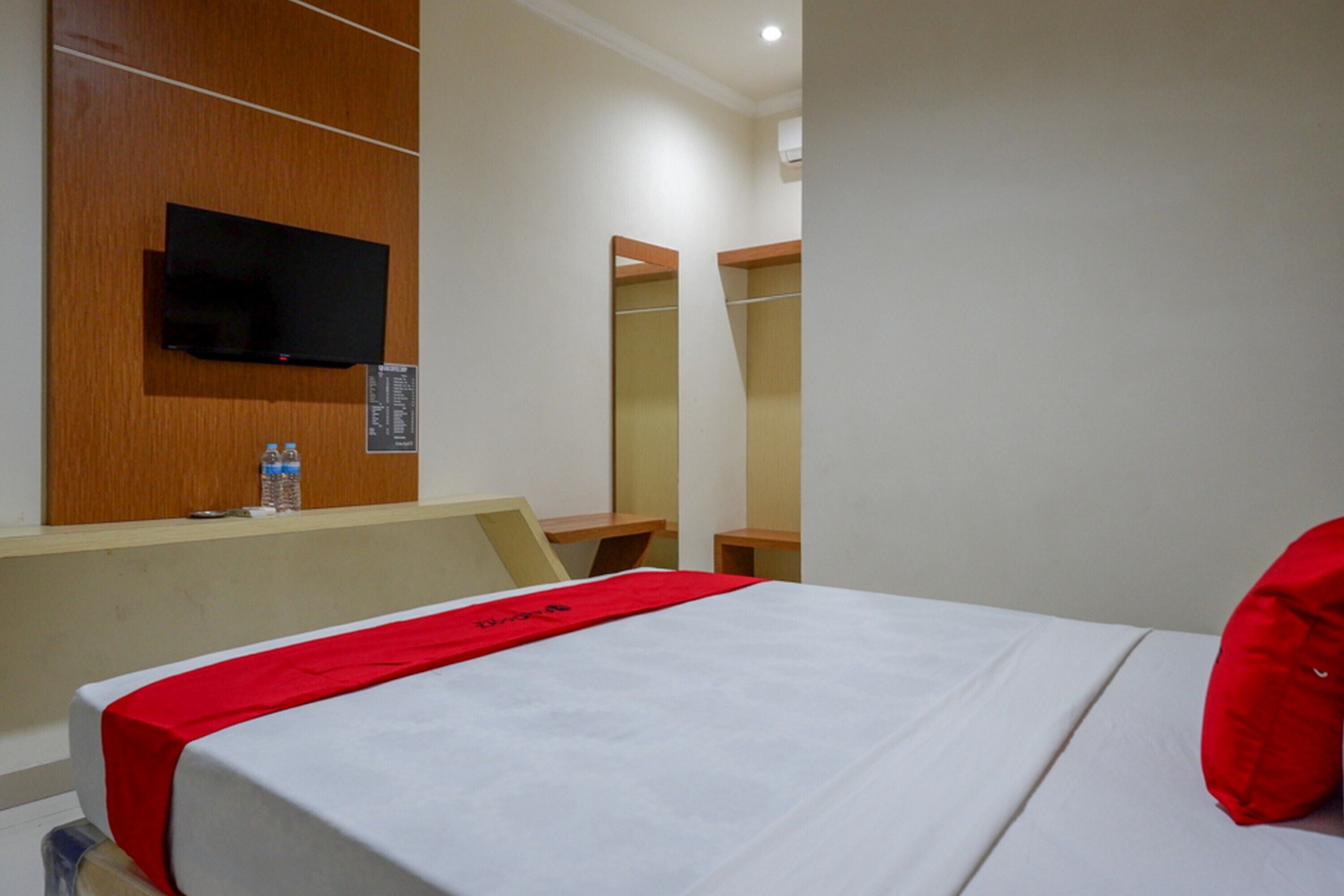 RedDoorz @ Hotel Bumi Palupy
