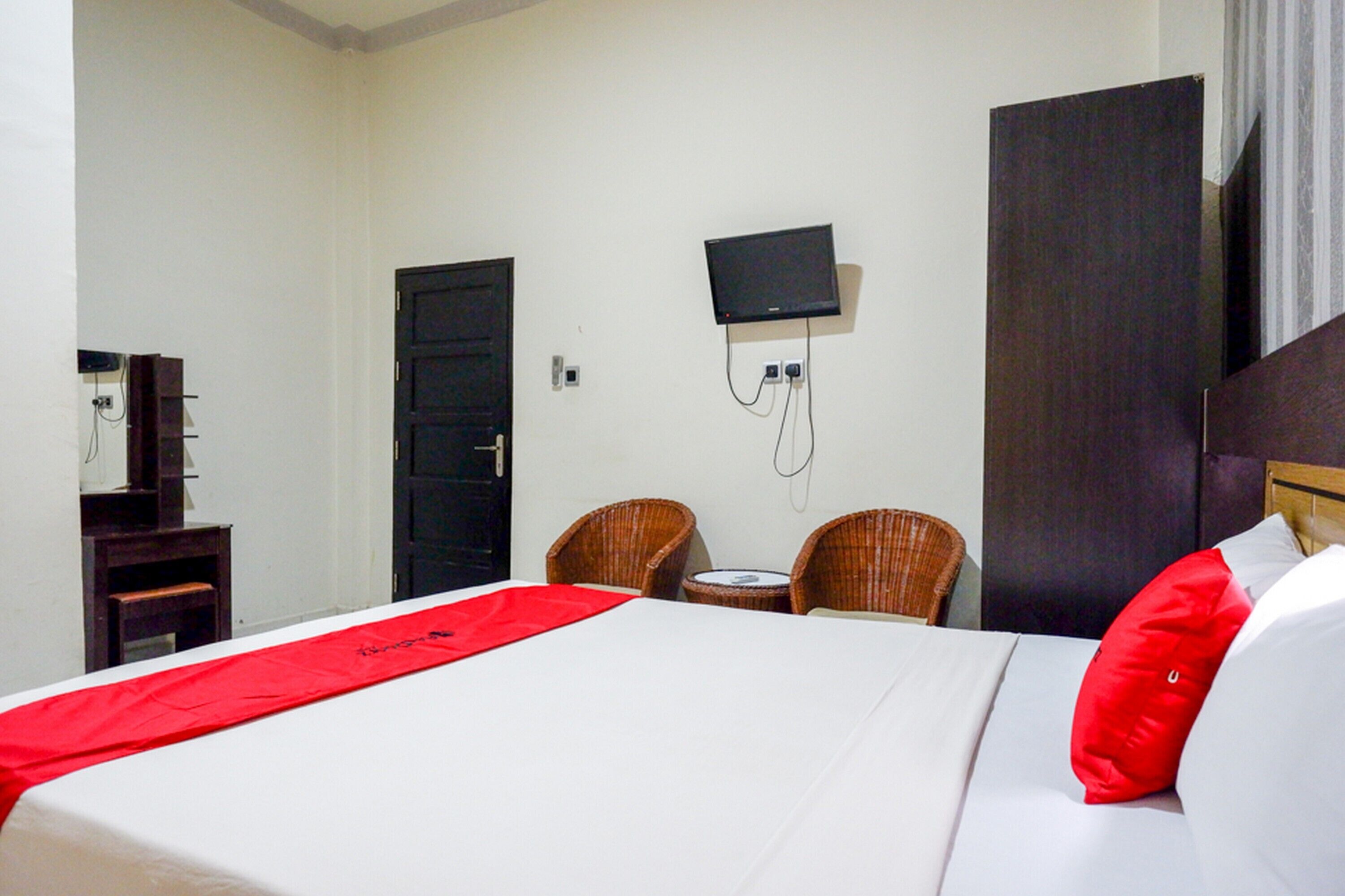RedDoorz @ Hotel Bumi Palupy