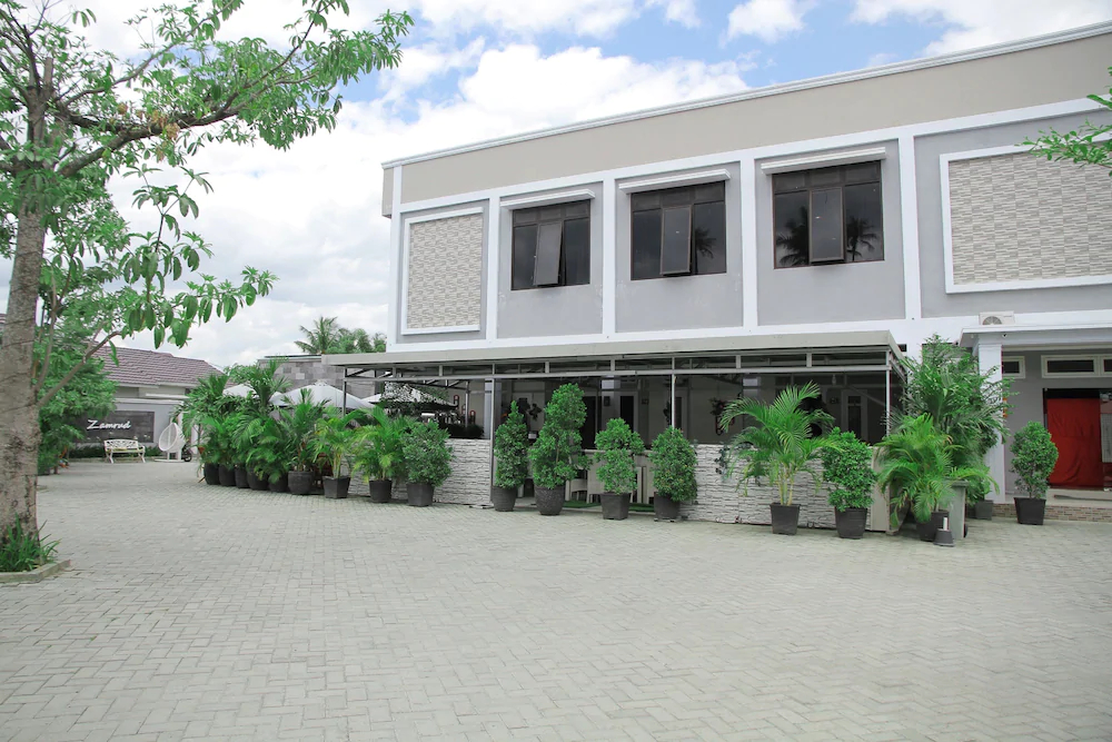 Zamrud Hotel by OYO Rooms