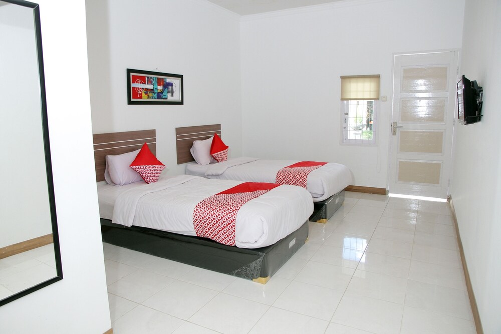 Zamrud Hotel by OYO Rooms