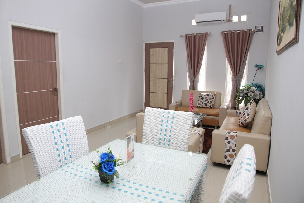 Zamrud Hotel by OYO Rooms