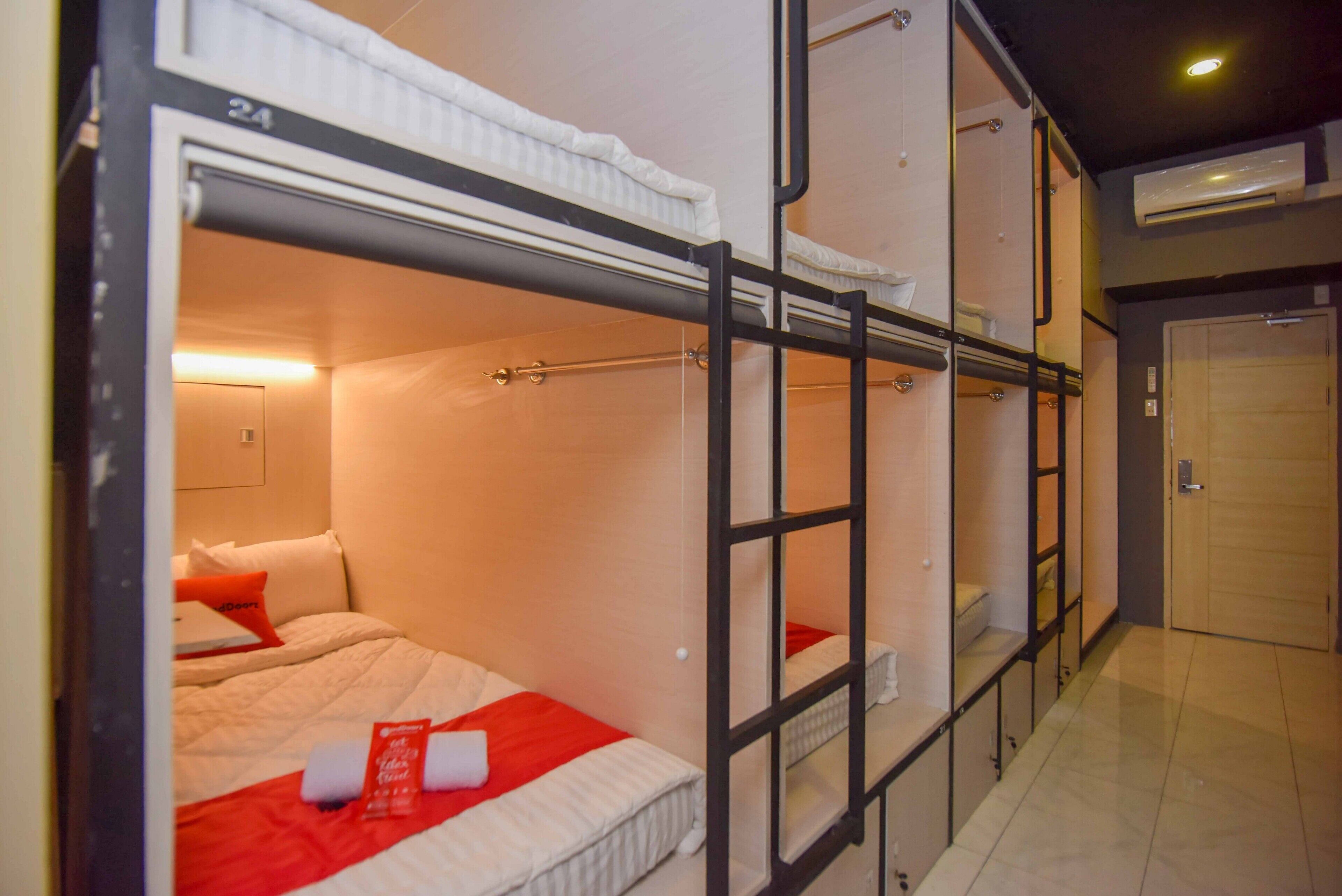 Banda Capsule Hotel by RedDoorz