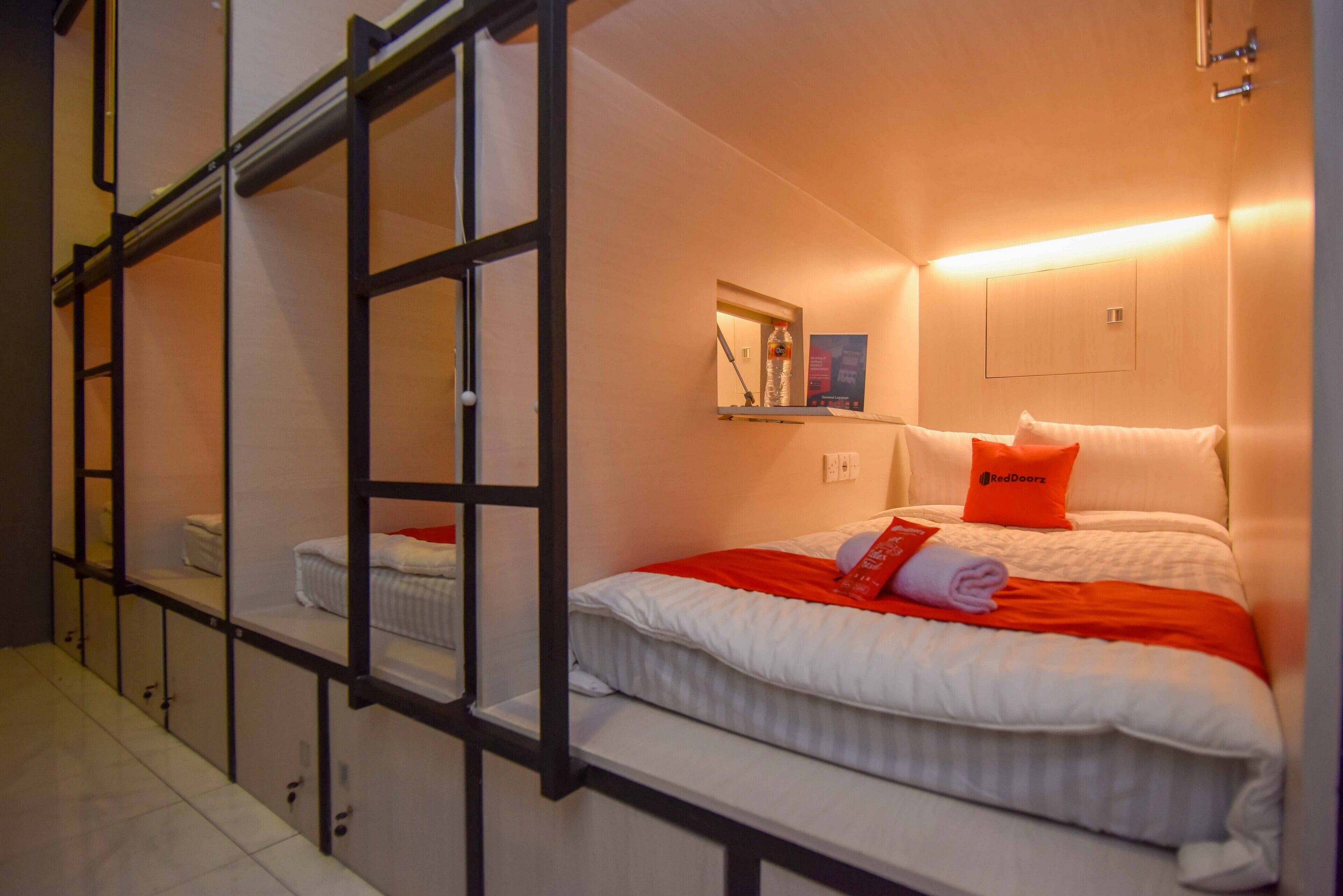 Banda Capsule Hotel by RedDoorz