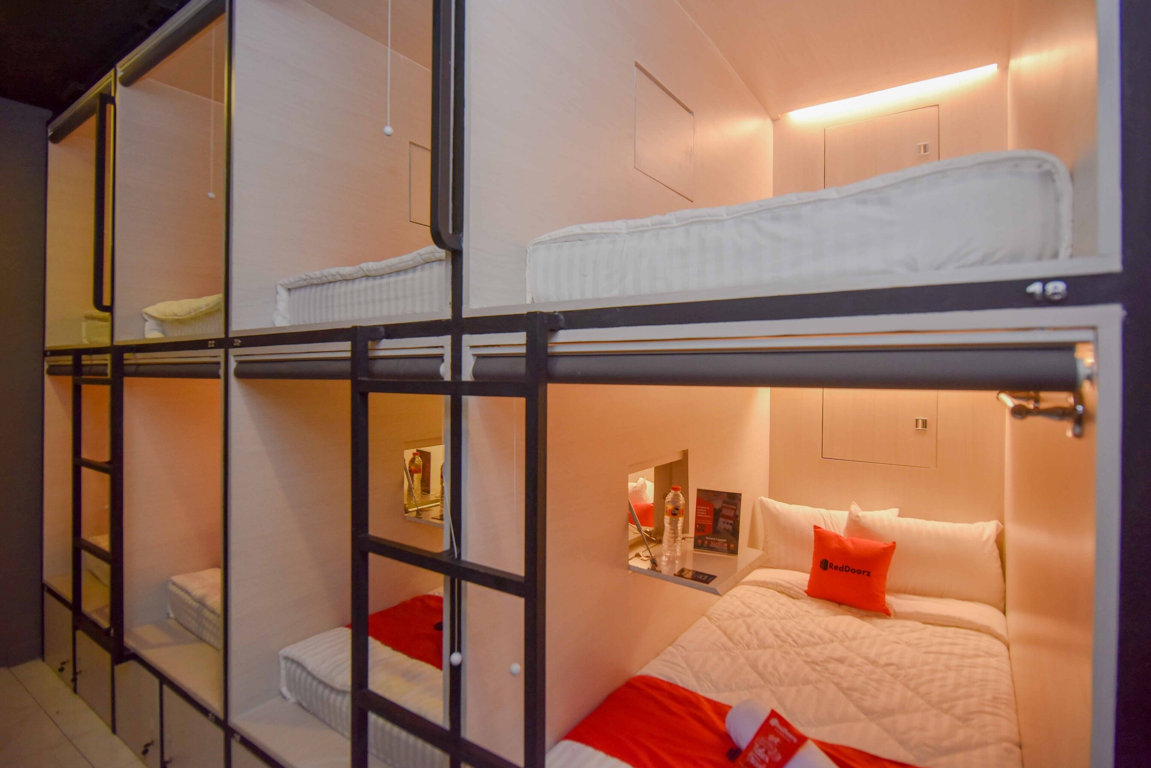 Banda Capsule Hotel by RedDoorz