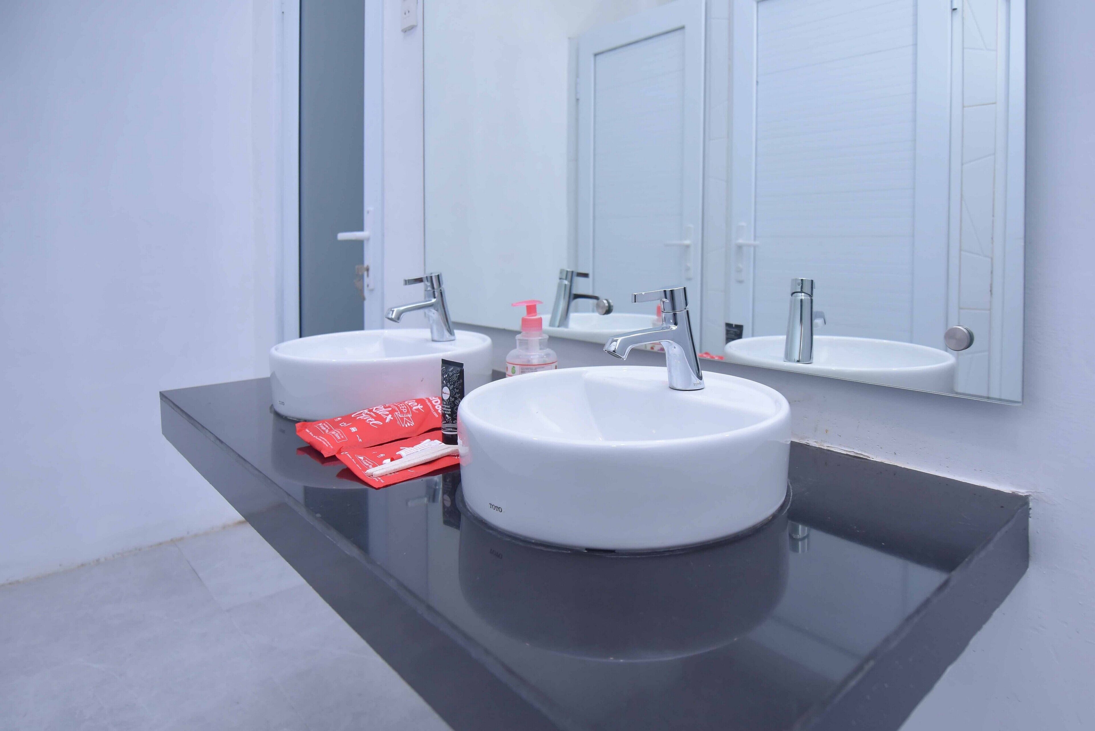 Banda Capsule Hotel by RedDoorz