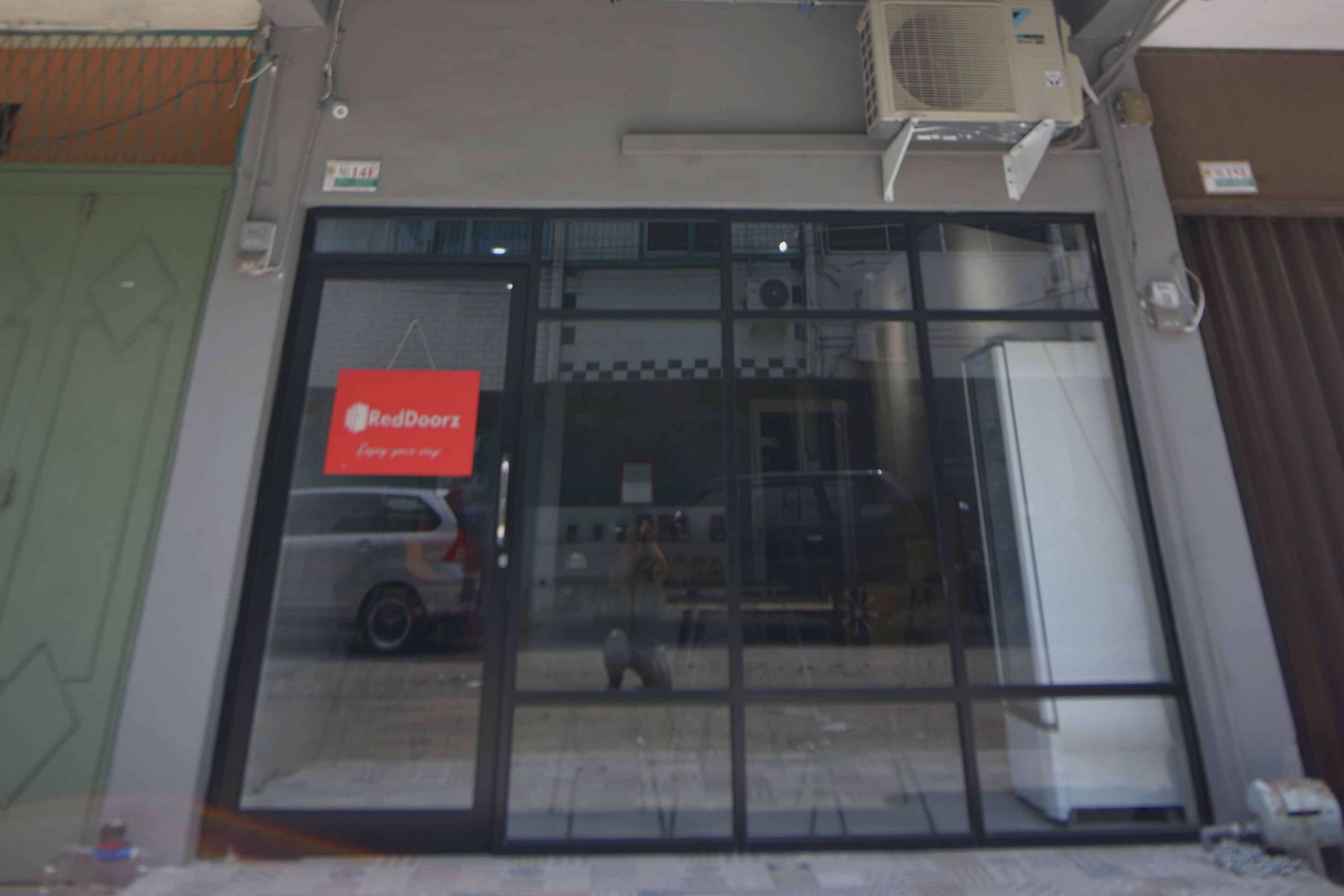 Banda Capsule Hotel by RedDoorz