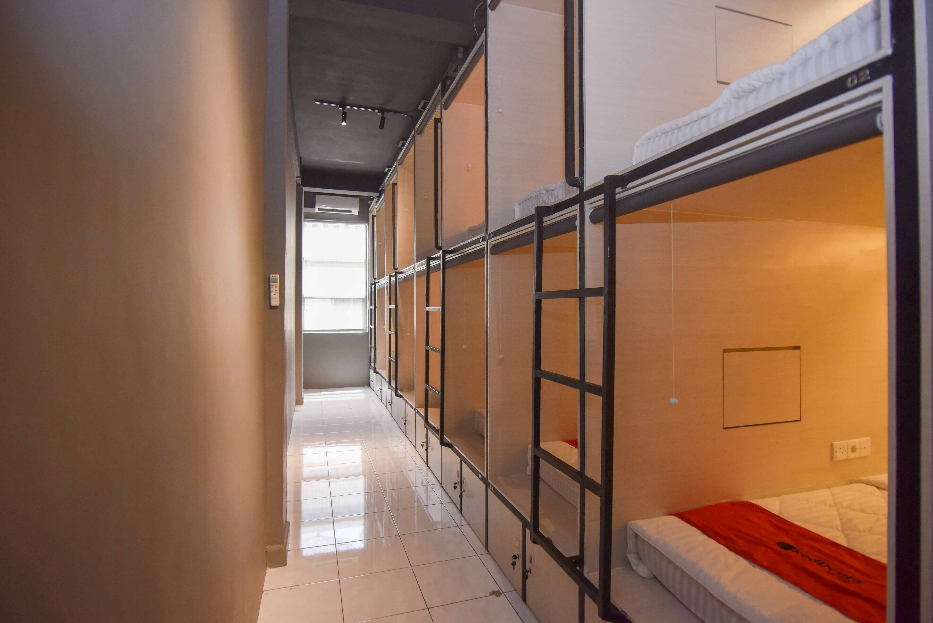Banda Capsule Hotel by RedDoorz