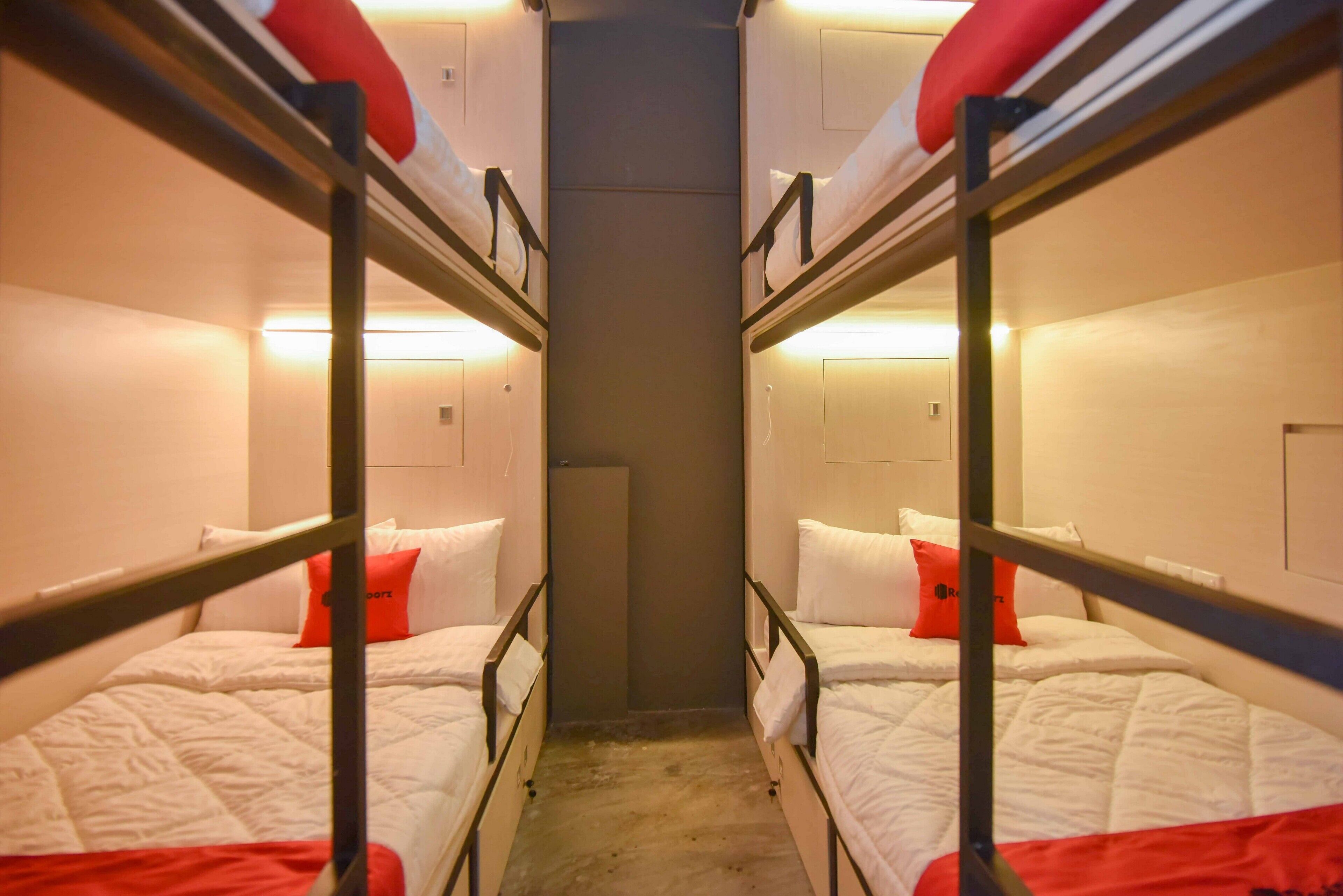 Banda Capsule Hotel by RedDoorz