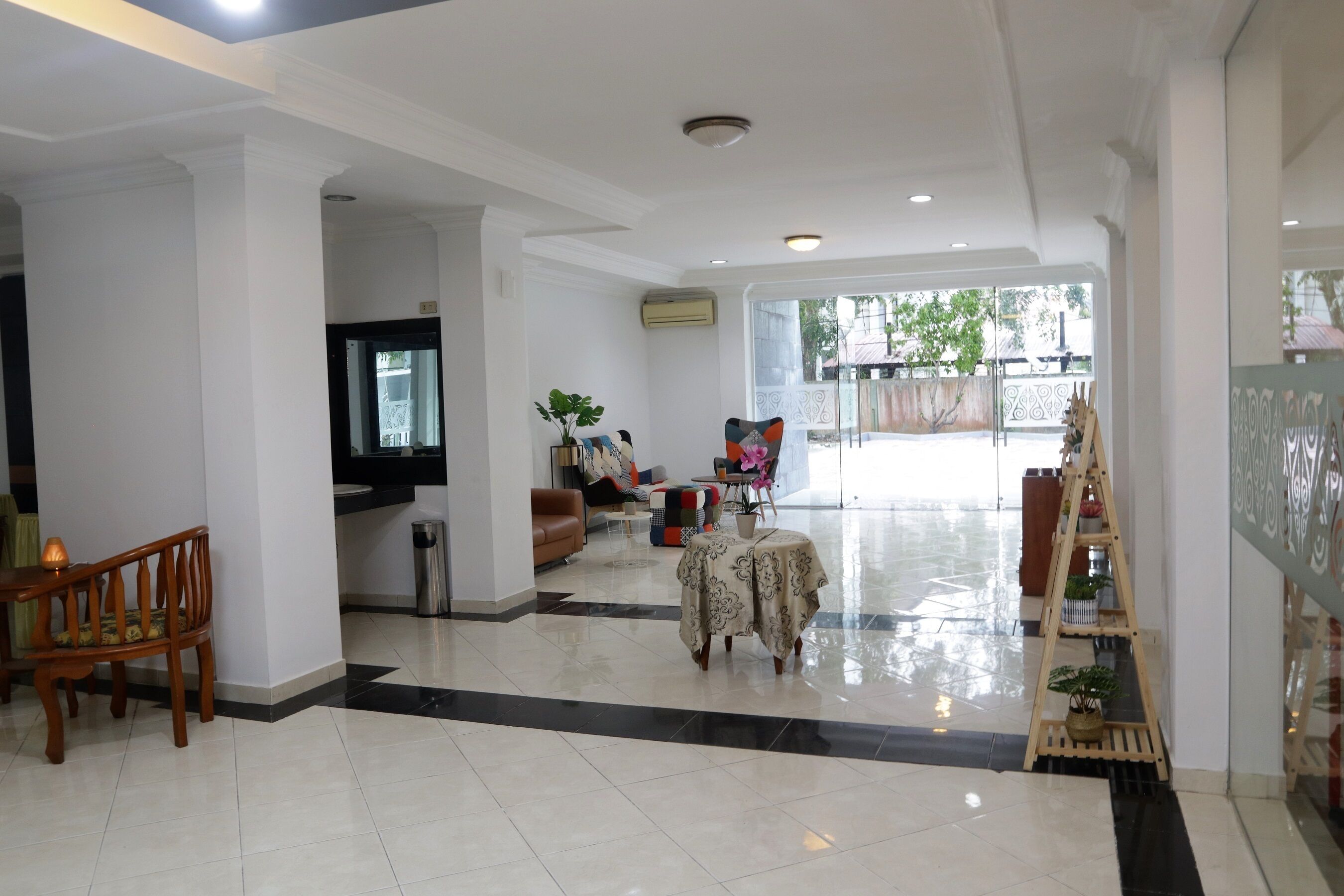 Plum Hotel Lading