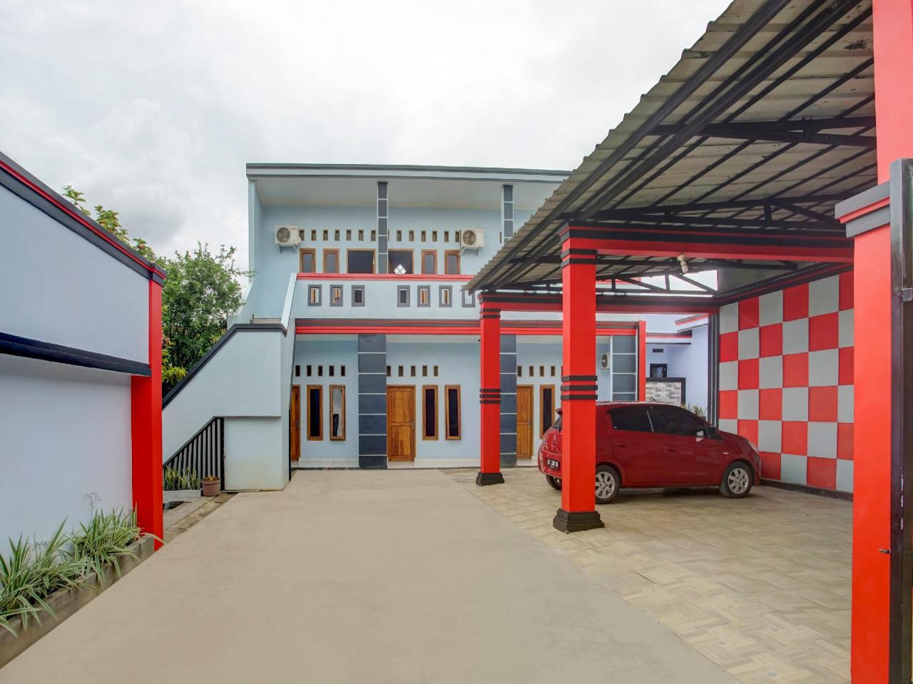 Azka Homestay Syariah by OYO Rooms