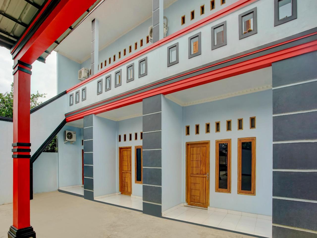Azka Homestay Syariah by OYO Rooms