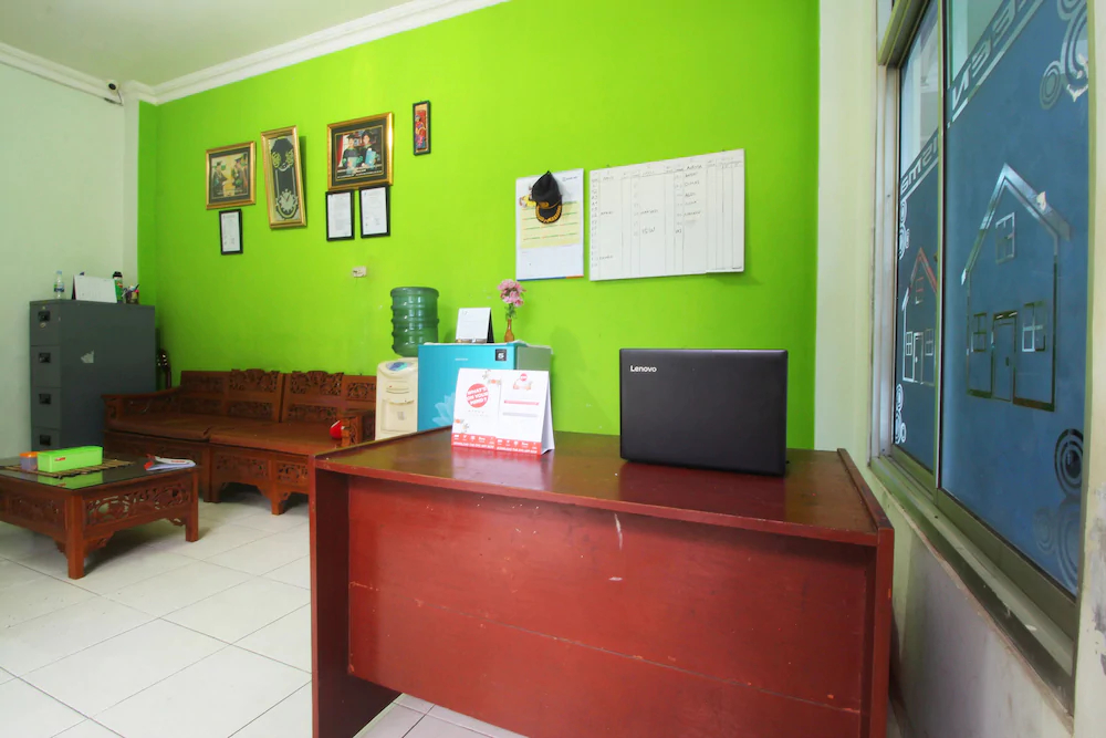 Pemondokan Alvaro 2 by OYO Rooms