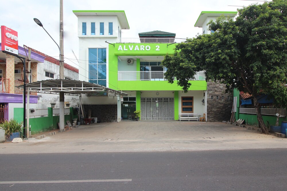 Pemondokan Alvaro 2 by OYO Rooms