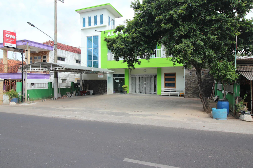 Pemondokan Alvaro 2 by OYO Rooms