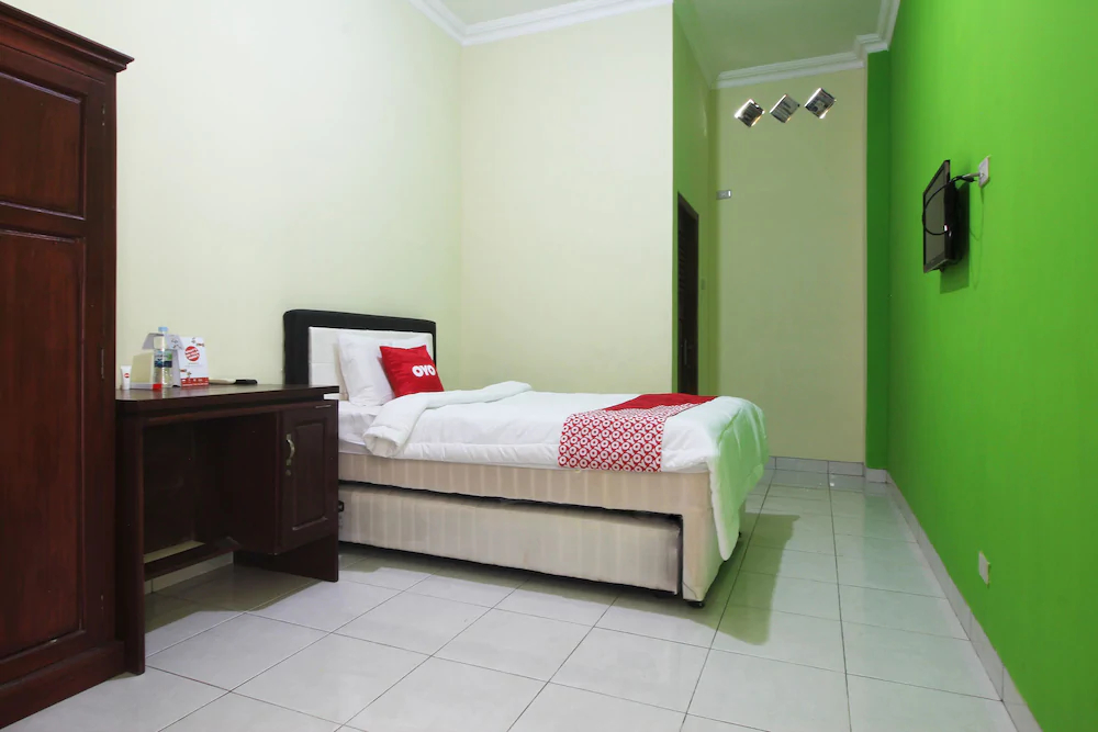 Pemondokan Alvaro 2 by OYO Rooms