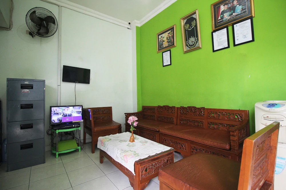 Pemondokan Alvaro 2 by OYO Rooms