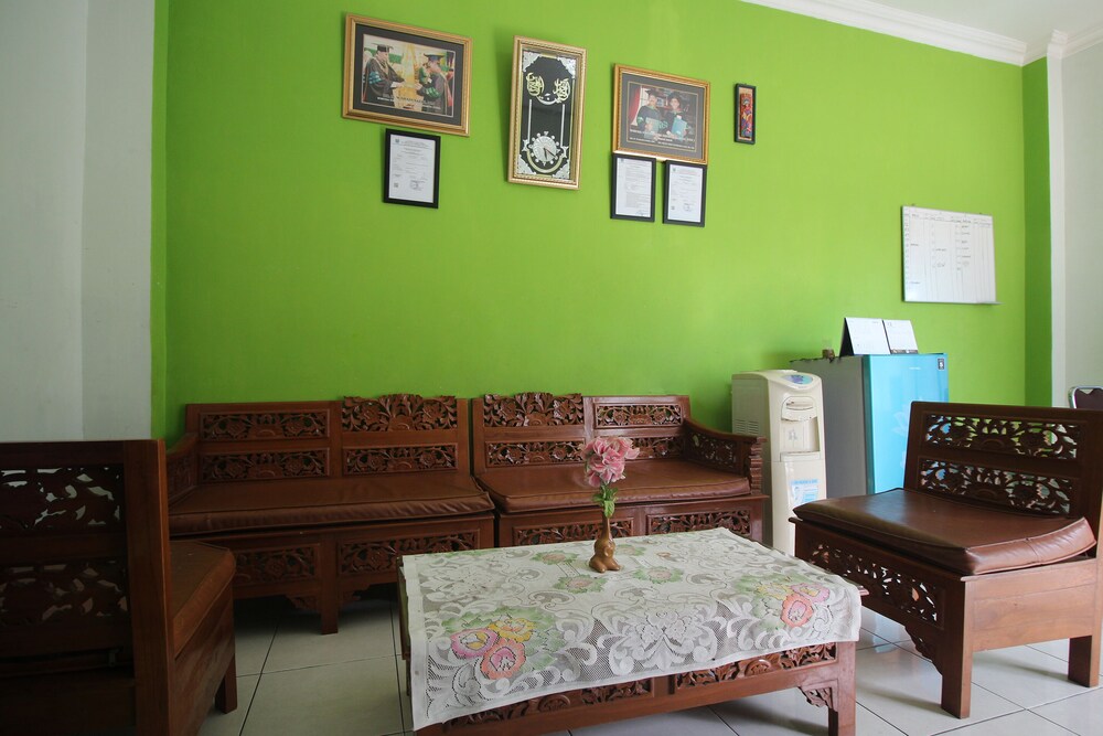 Pemondokan Alvaro 2 by OYO Rooms
