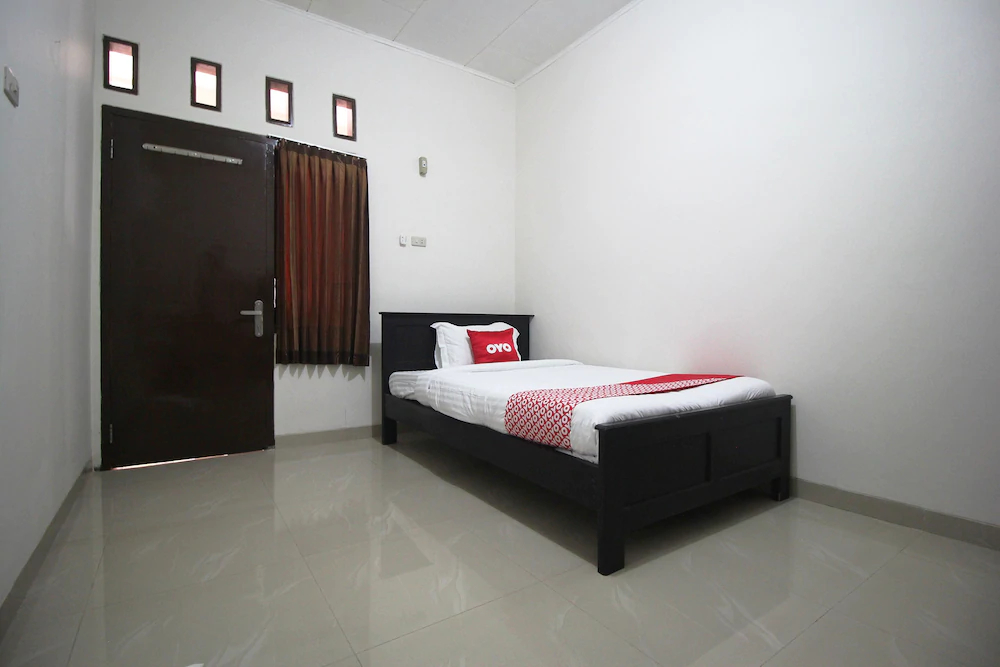 Wisma Ray Syariah by OYO Rooms