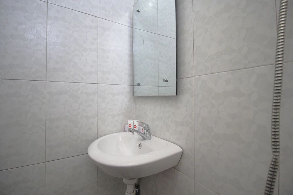 Wisma Ray Syariah by OYO Rooms