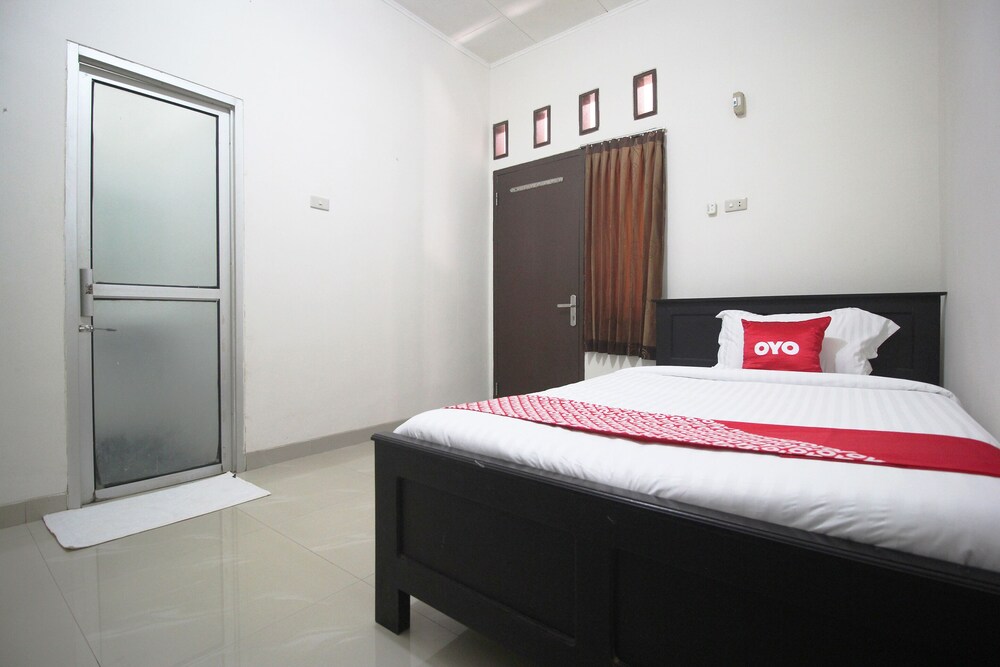 Wisma Ray Syariah by OYO Rooms