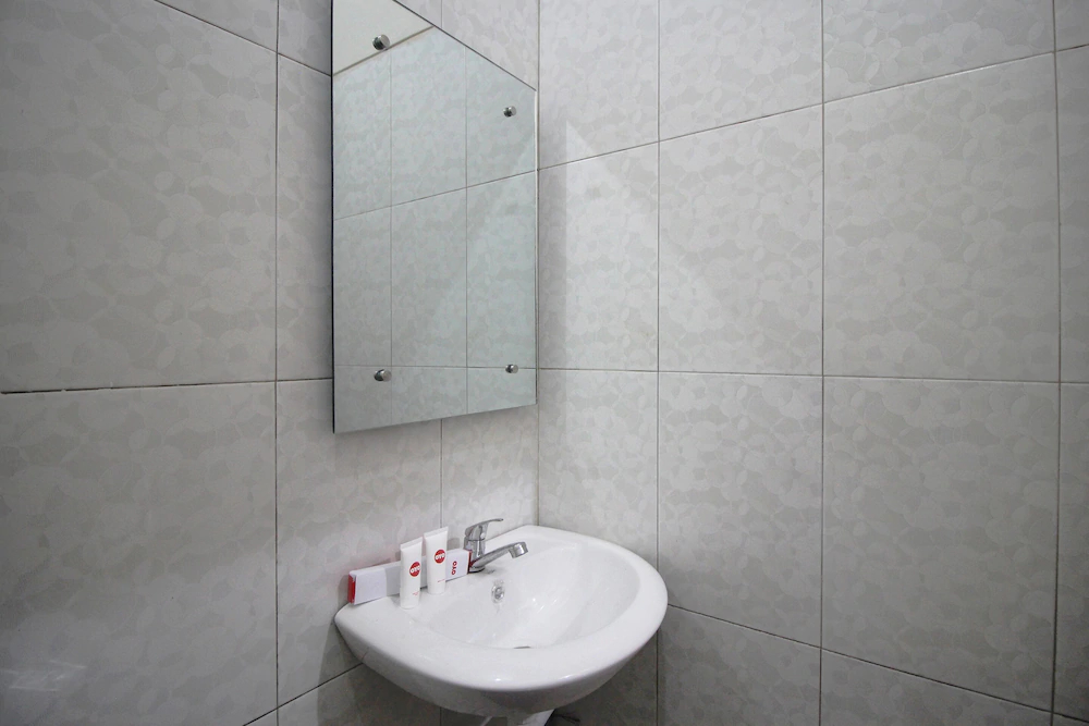 Wisma Ray Syariah by OYO Rooms