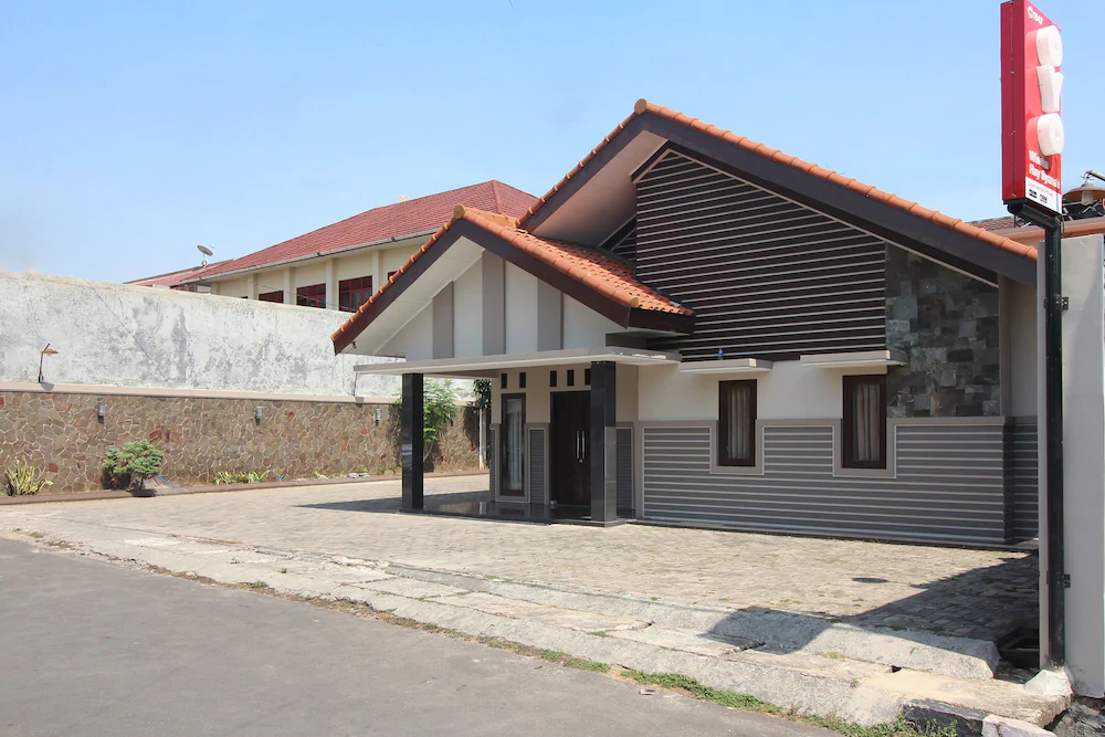 Wisma Ray Syariah by OYO Rooms