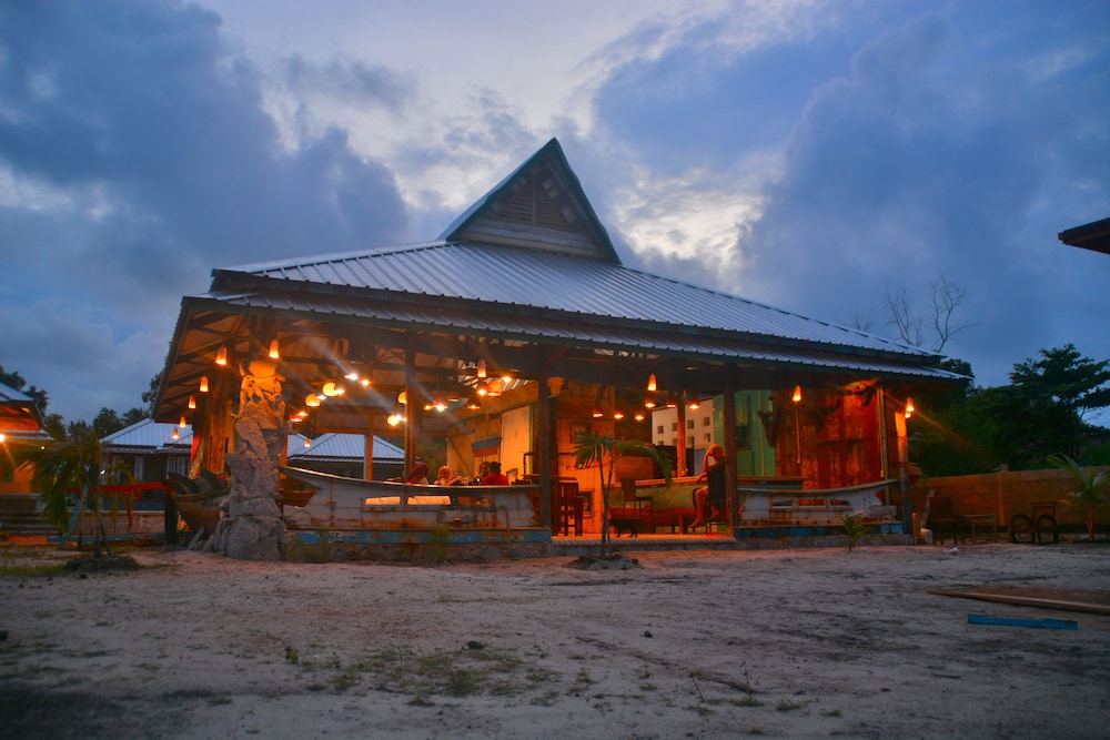 Rock And Wreck Resort