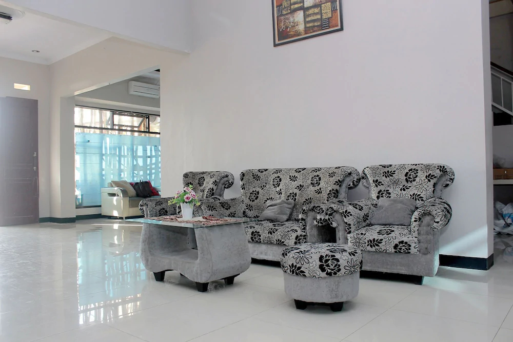 Grand Mentari Guest House by OYO Rooms