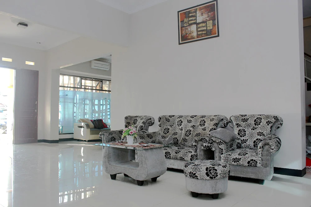 Grand Mentari Guest House by OYO Rooms