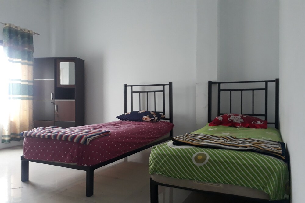 J Syariah Residence by OYO Rooms