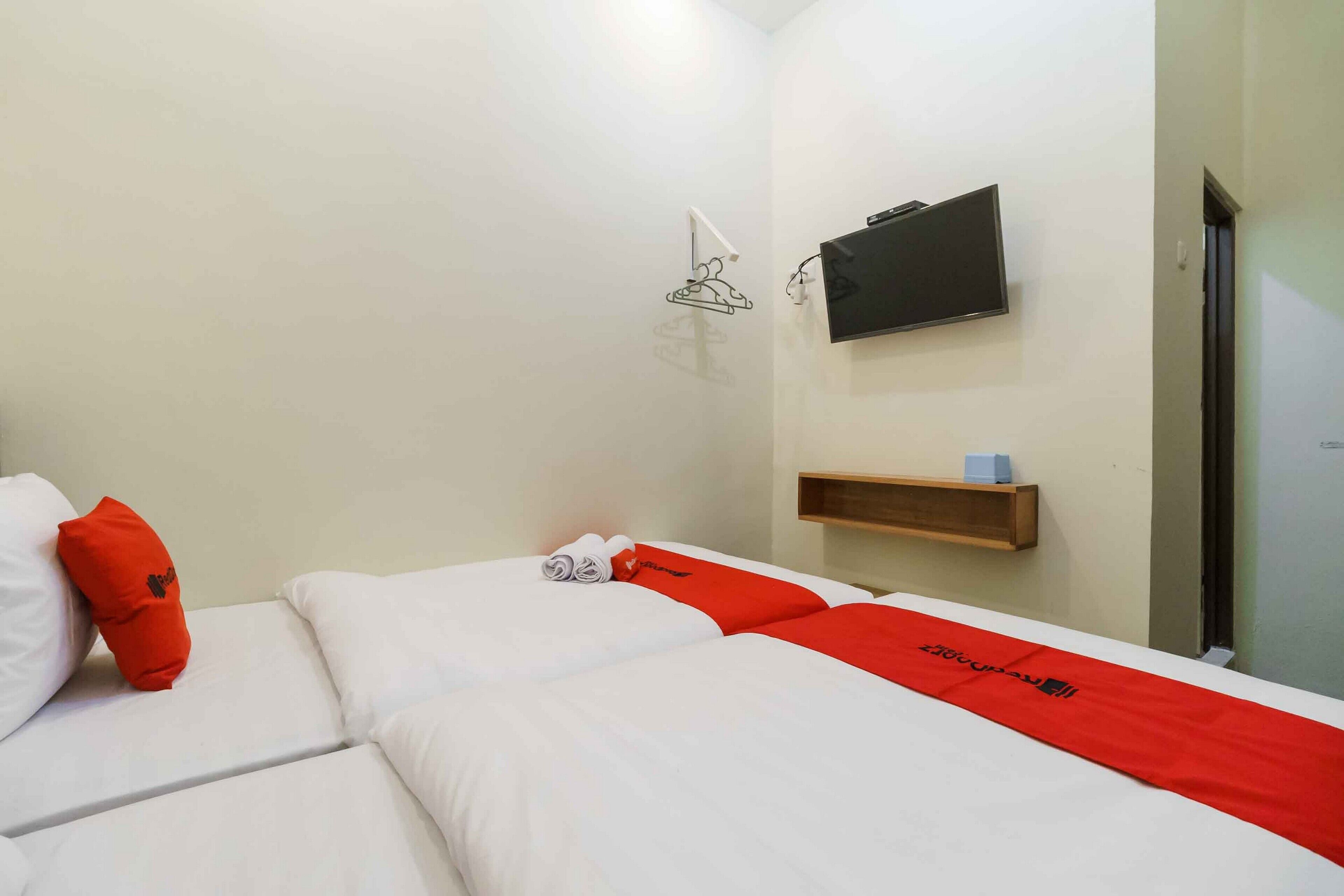 RedDoorz Syariah near Lubang Jepang Bukittinggi