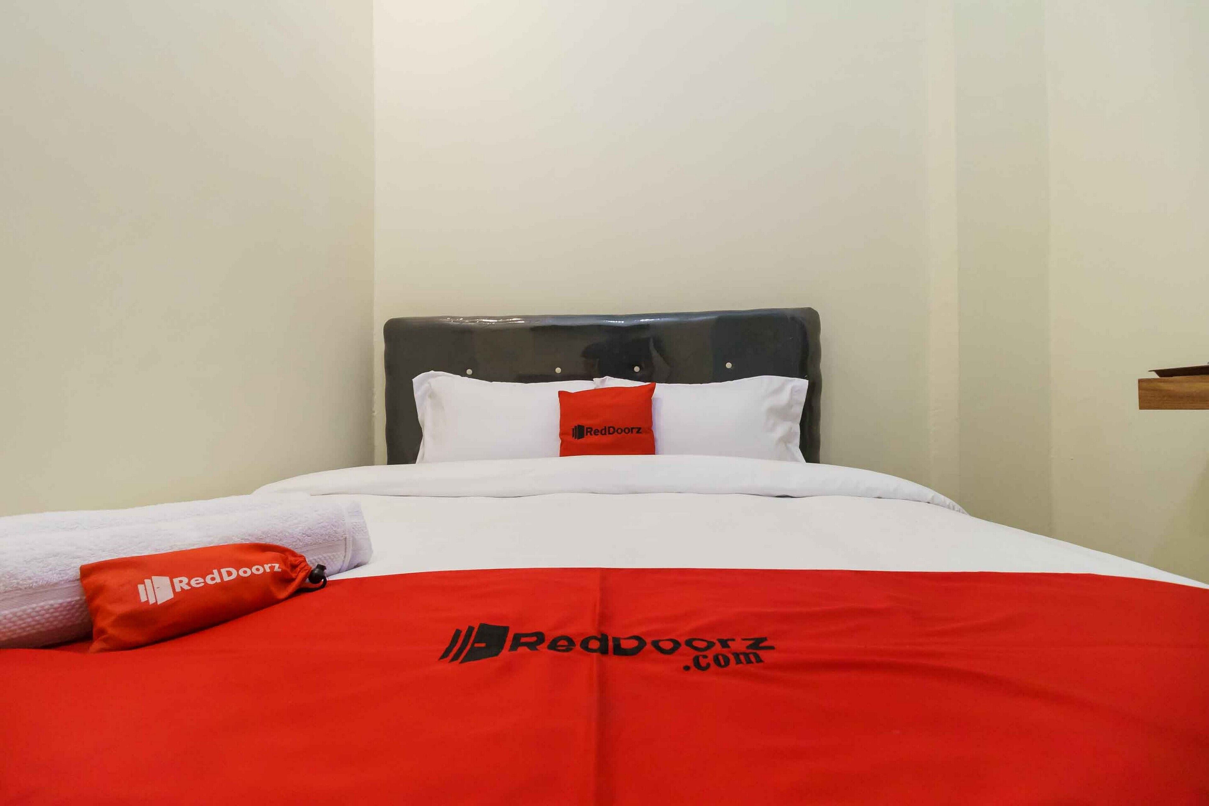 RedDoorz Syariah near Lubang Jepang Bukittinggi