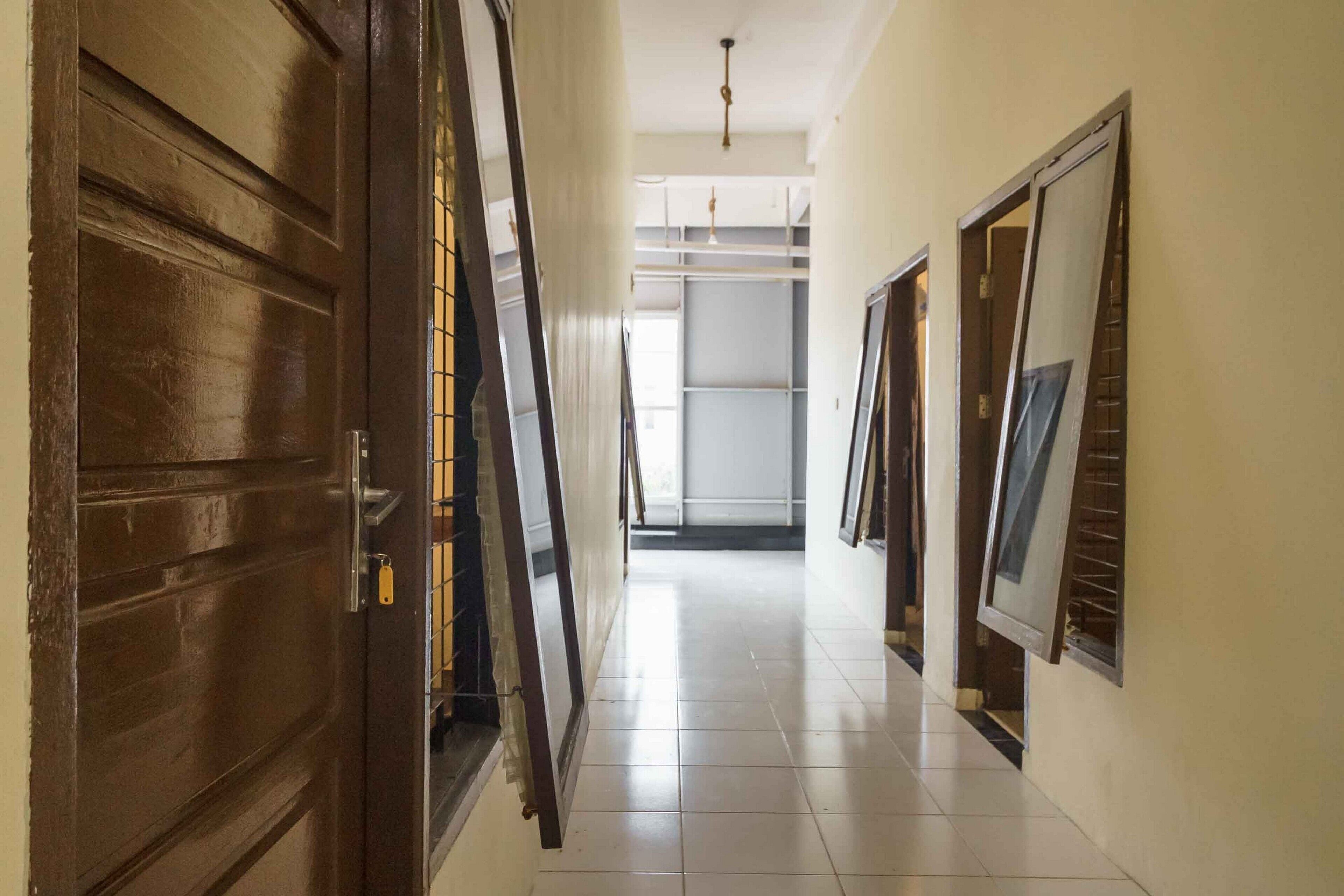 RedDoorz Syariah near Lubang Jepang Bukittinggi