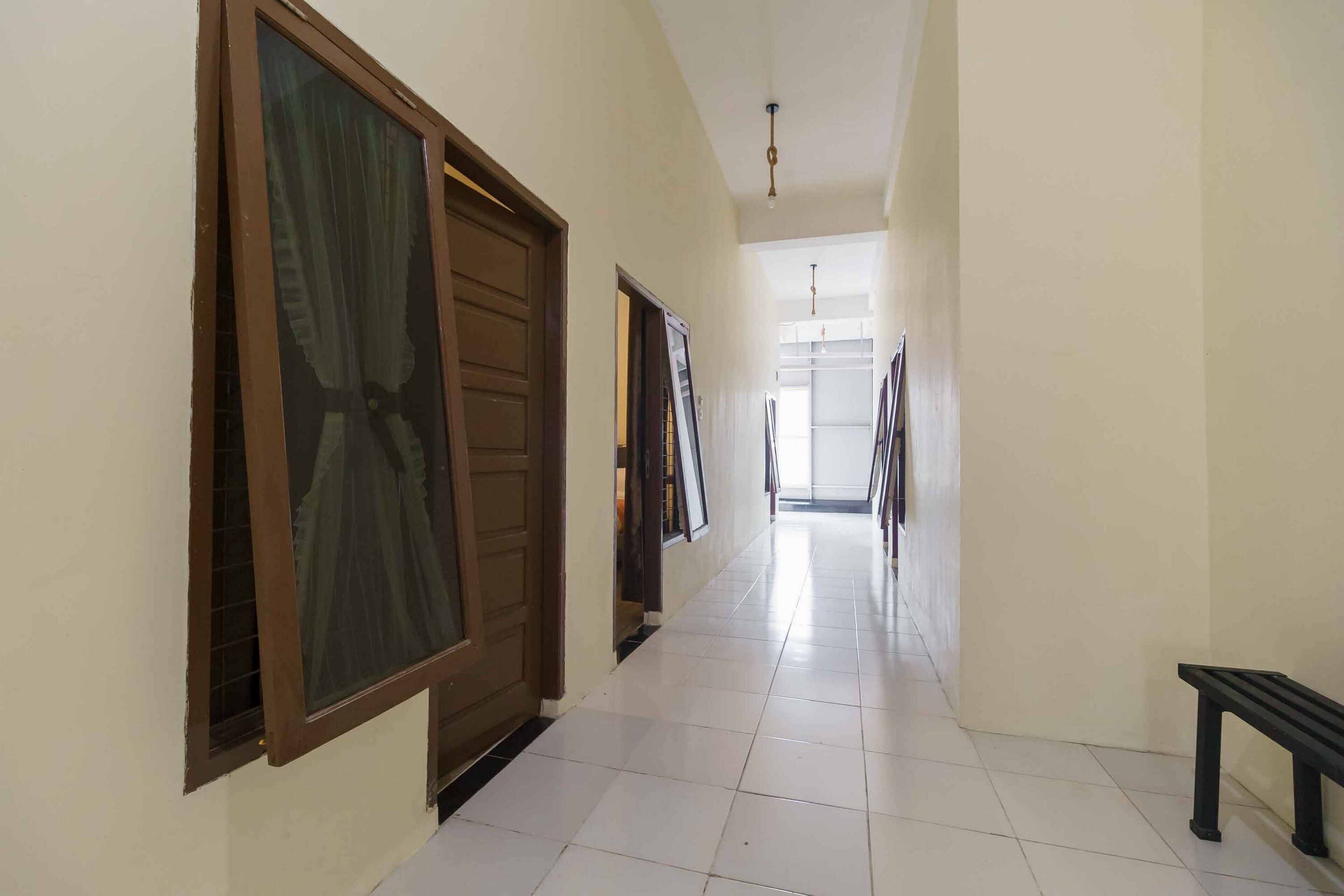 RedDoorz Syariah near Lubang Jepang Bukittinggi