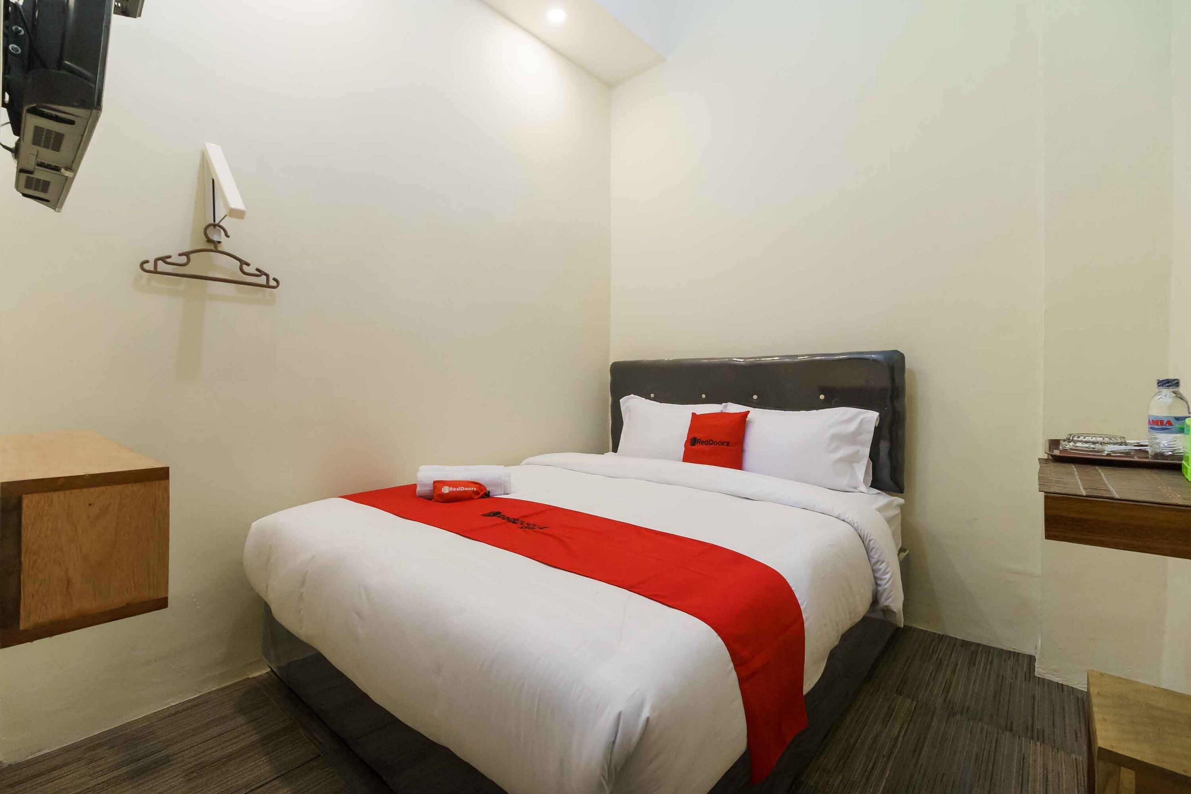 RedDoorz Syariah near Lubang Jepang Bukittinggi