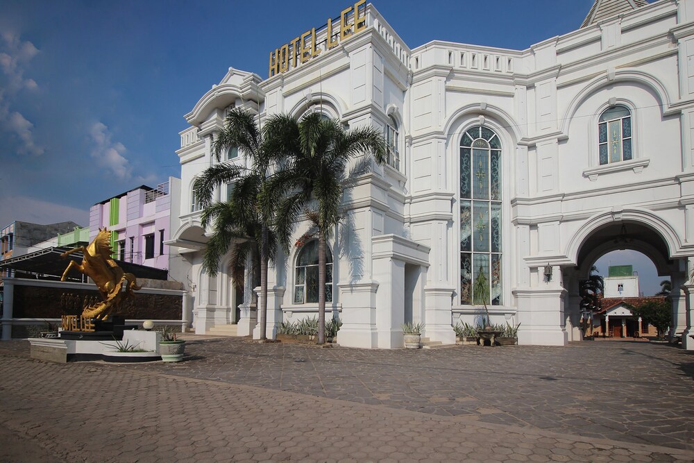 Hotel Lee by OYO Rooms